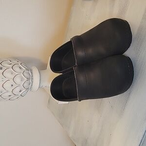 Dansko Pro XP Oil Rubbed Slip Resistant Clogs SZ 37/6.5